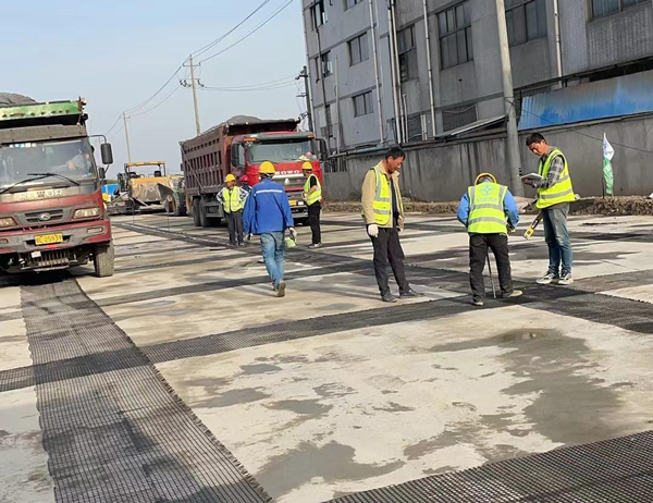 响水镇老材料的新故事：玻璃纤维土工格栅如何在‘白改黑’浪潮中重获新生？